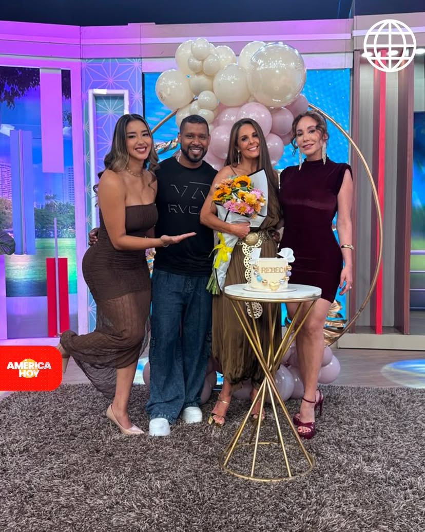 #AméricaHoy ¡Muchas Felicidades! Hoy celebramos por adelantado el cumple de nuestra simpática, bella y ocurrente Rebeca Escribens 🥳🥰. Estamos muy agradecidos de que seas parte de esta familia disfuncional 😍. Gracias por ser siempre como eres. ¡Te queremos!
