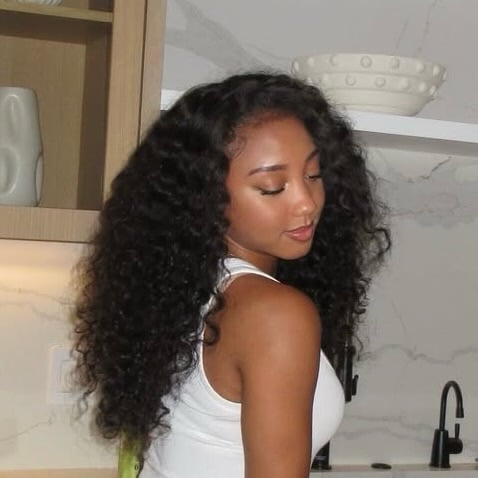 Curls that speak before you do… she’s wearing Indian curly 16”, 18” & 20” to achieve this look ✨ by @thecurlysource