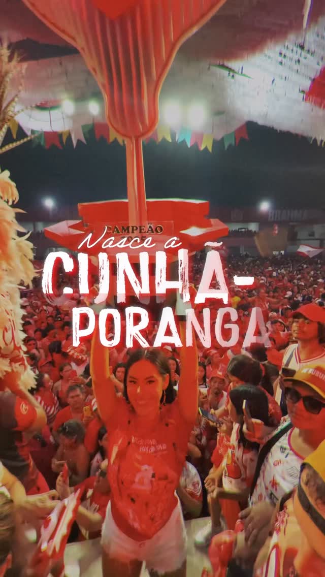 -2019-

Eu me preparei para cantar na arena do Bumbódromo… 

2019 foi um ano de muitos aprendizados. Uma das reflexões mais importantes que trago é sobre a necessidade de um item estreante ter uma toada que ajude a construir sua própria identidade. Considero tão importante o olhar sensível das diretorias para a chegada de um novo item. 
Ter uma toada nova não é questão de ego ou vaidade (principalmente para um item que chega). É uma ferramenta de trabalho. 
Talvez uma das lutas mais constantes que tive dentro do Garantido tenha sido justamente por toadas que me permitissem performar a minha própria identidade. Como Rainha do Folclore, essa foi uma batalha muito grande. Já como Cunhã-Poranga, as coisas passaram a fluir de forma mais natural.

Neste mesmo ano, em 2019, foi o único ano que por questões de segurança eu precisei deixar uma alegoria antes do planejado, o que me marcou profundamente. Além da adrenalina do ocorrido, sabemos que cada detalhe é pensado para emocionar, impactar o público e jurados. 

Outro fato que eu nunca compartilhei: Eu me preparei a temporada inteira para cantar uma toada na arena do bumbodromo neste ano. Na hora do “vamos ver” parte da diretoria concordou, e outra parte discordou. Infelizmente (digo infelizmente pois eu queira muito aquele ato) não seguimos com o projeto. Que era um projeto lindo, ousado e revolucionário. 

Apesar dos pesares, 2019 terminou de forma especial: o Garantido foi campeão, celebramos uma linda vitória e já nos preparávamos para 2020, sem imaginar tudo o que estava por vir…