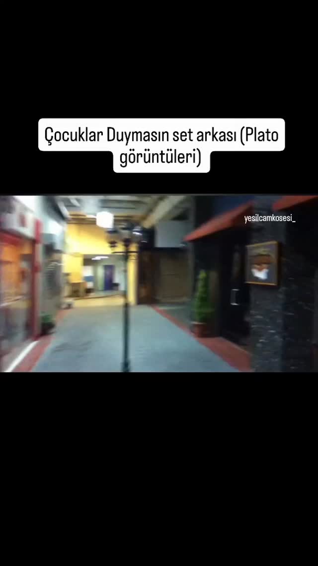 Fox TV dönemi.Not: Video, Arman Avcı'nın YouTube kanalından alınmıştır Dizi, 16 Ocak 2002 tarihinde TGRT'de yayımlanmaya başladı. Burada yayımlanan 13 bölümün ardından 16 Nisan 2002'de atv'ye geçti. Dizinin ilk 35 bölümü Protel Yapım tarafından yayınlanmıştır. 2 sezon atv'de yayımlandıktan sonra 3. sezonu (2003-2004) Eylül 2003'te Star TV'de yayımlanmaya başladı. Başrol oyuncularından Pınar Altuğ ve Tamer Karadağlı'nın özel hayatlarından dolayı diziden ayrılmaları sonucunda dizinin 4. sezonu (2004-2005) Çocuklar Ne Olacak adıyla Star TV'de yayımlandı ve dizi Mayıs 2005'te 121. bölümü ile sona erdi. 2009'da FOX'ta yeniden başlaması planlandı; fakat ekonomik kriz nedeniyle dizi bir süreliğine ertelendi. Ardından 5 Ağustos 2010'da 5. sezonuyla (2010-2011) yeniden atv'de yayımlanmaya başladı. Yeni bölümleri çekilmeye başladı. atv'de 2 sezon (2010-2012) yayımlandı. 2013 yılının eylül ayında FOX ekranlarında 3. defa başladı ve burada hafta içi her gün yayımlandı. Dizi, 30 Temmuz 2014 tarihinde yayımlanan 160. bölümü ile final yaparak sona ermiştir. Dizi, 7 sezonda 388 bölüme ulaşmıştı. 3 yıl aradan sonra 23 Temmuz 2017 tarihinde Kanal D'de yayımlanmaya başladı. 8 ve 9. sezon ise Kanal D'de yayımlandı. Burada 11 Nisan 2019'da yayımlanan 76. bölümü ile yayından kaldırıldı. Dizi, 9 sezon olup toplam 464 bölümden oluşmaktadır. Dizinin yapımcısı olan Birol Güven, dizinin 2023 yılında yeniden başlayacağını duyurmuş, fakat dizi hâlâ başlamamıştır.#yeşilçam #sinema #çocuklarduymasın by @yesilcamkosesi_
