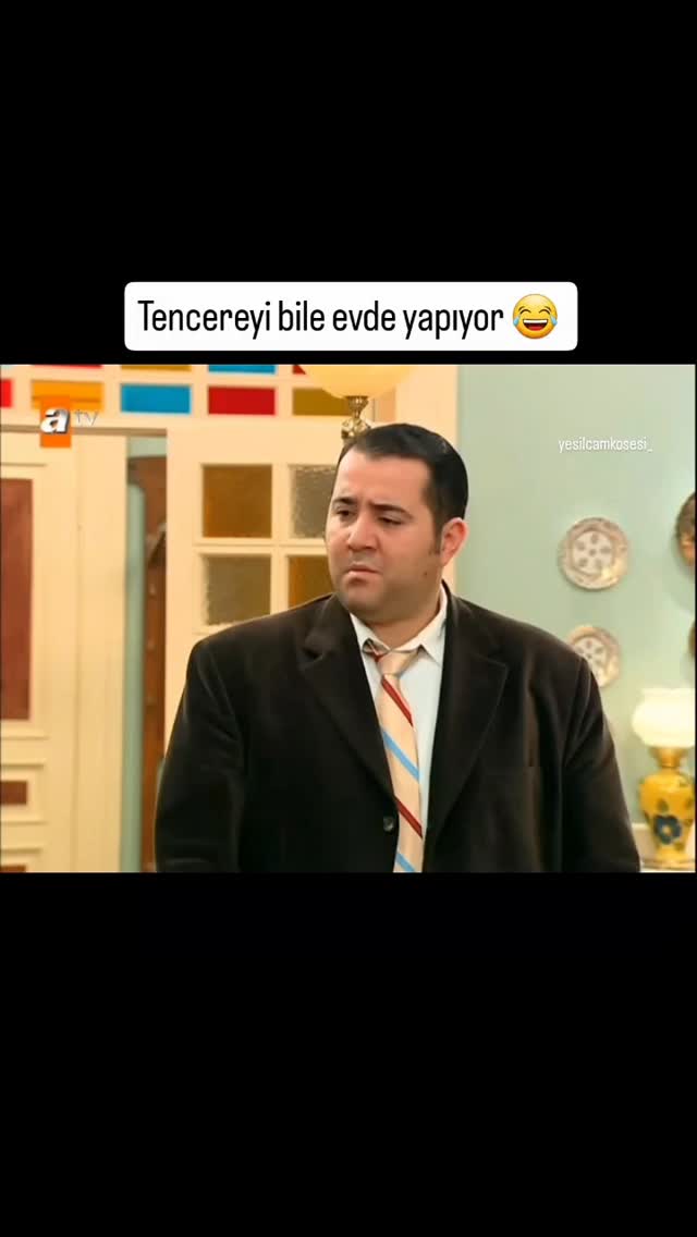 Tencereyi bile evde yapıyor.Türkiye'de sinemanın geçmişi Osmanlı İmparatorluğu dönemlerine kadar uzanmaktadır. Başlangıç tarihi tam olarak bilinmese de, Anadolu'ya sinemanın gelişinin II. Abdülhamid devrinde (1876-1909) gerçekleştiği varsayılmaktadır. İlk film gösterimi, Rumen sinemacı Sigmund Weinberg tarafından, 1896 yılında başkent İstanbul'daki Yıldız Sarayı'nda gerçekleştirilmiştir. Bunu, 1897'de Weinberg'in Beyoğlu ve Şehzadebaşı semtlerindeki halka açık gösterileri izlemiştir. İlk toplu gösterilen film ise, Lumière Kardeşler yapımı olan Bir Trenin La Ciotat Garı'na Gelişi (L'Arrivée d'un train en gare de La Ciotat) filmi olmuştur. Bu tarihten 14 Kasım 1914'e kadar da özellikle Lumière Kardeşler'in yaptığı filmler başta olmak üzere yabancı yapım filmler gösterilmiştir. 1914 yılına gelindiğinde İstanbul'da bugünkü Yeşilköy yakınlarında bulunan Ayastefanos Rus Abidesi'nin yıkılması kararlaştırılmış ve bunu da bir filme çekme fikri ortaya çıkmıştır. Bu fikir ile birlikte Avusturya'dan bir film ekibi davet edilmiş daha sonra ise bu filmi bir Türk'ün çekmesi şartı ortaya atılmıştır. Bu iş için de o sıralarda Osmanlı ordusunda görevli olan Fuat Uzkınay uygun görülmüş ve Avusturyalı film ekibi tarafından Fuat Uzkınay'a filmi nasıl çekmesi gerektiği öğretilmiştir. Kısa bir eğitimin ardından, 14 Kasım 1914 günü Fuat Uzkınay tarafından çekilen Ayastefanos'taki Rus Abidesinin Yıkılışı filmi, bir Türk'ün çektiği ilk film olmuştur. Bu gelişme sonrası Enver Paşa'nın direktifleri doğrultusunda Almanya'daki "Ordu Sinema Kolu"ndan esinlenilerek 1915 yılında Merkez Ordu Sinema Dairesi kurulmuş ve bu kurum, Osmanlı İmparatorluğu ve Türkiye sinema tarihinin ilk resmî sinema kurumu olmuştur. 1922 yılına gelindiğinde ise Türkiye'nin ilk özel film şirketi olan Kemal Film, Kemal Seden tarafından İstanbul'da kurulmuştur.#yeşilçam #sinema #avrupayakası by @yesilcamkosesi_