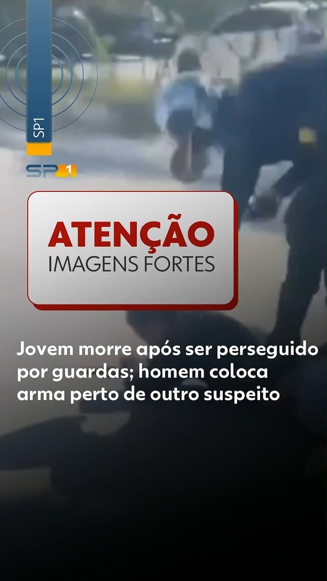São Paulo - Um jovem de 22 anos morreu baleado na cabeça no domingo (7) após ser perseguido por guardas civis de São Caetano do Sul, na Grande São Paulo. Uma câmera flagrou um homem colocando uma arma próxima a outro suspeito rendido no asfalto. 

A Guarda Civil afirma que dois homens em uma moto, identificados como Emerson dos Santos e João Carlos Piere da Silva, foram abordados pelos agentes, mas não respeitaram a ordem de parada. De acordo com a versão dos agentes, os jovens estavam armados.

A família contesta a versão das autoridades e diz que eles não acataram a ordem de parada por estarem sem documentação da moto. De acordo com os familiares, nenhum dos dois portava armas.

Emerson, que estava na garupa, não resistiu aos tiros e morreu. João Carlos, que conduzia a moto, está internado.

Veja mais no #g1. 
#sãopaulo #guardacivil #flagrante #g1local