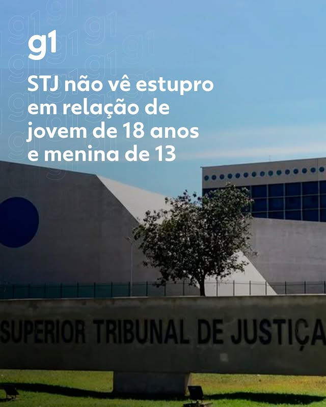Caso no Paraná - Por unanimidade, a Quinta Turma do Superior Tribunal de Justiça (STJ) entendeu nesta terça-feira (9) que não houve estupro de vulnerável na relação de um jovem de 18 anos e uma menina de 13 anos no Paraná.

O caso tramita em segredo de Justiça no STJ. Durante a sessão, o relator do caso, ministro Messod Azulay Neto, deu poucos detalhes sobre o processo e afirmou que é preciso entender que há casos excepcionais.

"O réu sempre trabalhou, não tem anotações criminais. E o mais importante de tudo isso é que formam um núcleo familiar. Eles têm cinco anos de diferença [de idade], não há abuso, não há violência", afirmou.

"Aplicar pena de prisão a um caso como este, a despeito da nova lei que não permite relativização, mas parece que a distinção não pode deixar de ser feita. Eu estou mantendo a absolvição do réu. Caso excepcionalíssimo", afirmou o ministro.

Segundo Azulay Neto, "desfazer o núcleo familiar, tirar o pai do convívio do filho e da mãe, vai transformar [a situação] numa tragédia", afirmou.

🔎Sancionada em março, a nova lei citada por Azulay Neto fixou, no Código Penal, a presunção absoluta da condição de vítima no crime de estupro de vulnerável. Pela norma, não há circunstância que possa relativizar um crime de estupro de vulnerável, nem mesmo qualquer conduta da vítima ou de seus responsáveis. Alterações no Código Penal não retroagem em desfavor do réu, somente para beneficiá-lo.

🔎🔎Conforme o Código Penal, comete estupro de vulnerável quem tem conjunção carnal ou pratica outro ato libidinoso com menor de 14 anos.

A ministra Maria Marluce Caldas disse que este não é um problema só penal e precisa envolver toda a sociedade para garantir efetiva proteção às crianças. A ministra destacou que, de cada 10 processos de estupros, oito seriam de vulneráveis.

Veja mais detalhes sobre o caso no #g1 
#stj #menina #jovem #paraná #g1política