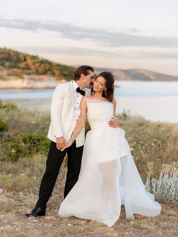 Saying “yes” while the sunshine paints your face in gorgeous colours, having dinner with your favourite people away from the city noise, dancing your feet off, and getting a tattoo as a permanent memory of your big day. I’d say it’s a place where dreams are made.#bezgranicawedding #obonjanwedding #croatiawedding by @sanjalydiaweddings