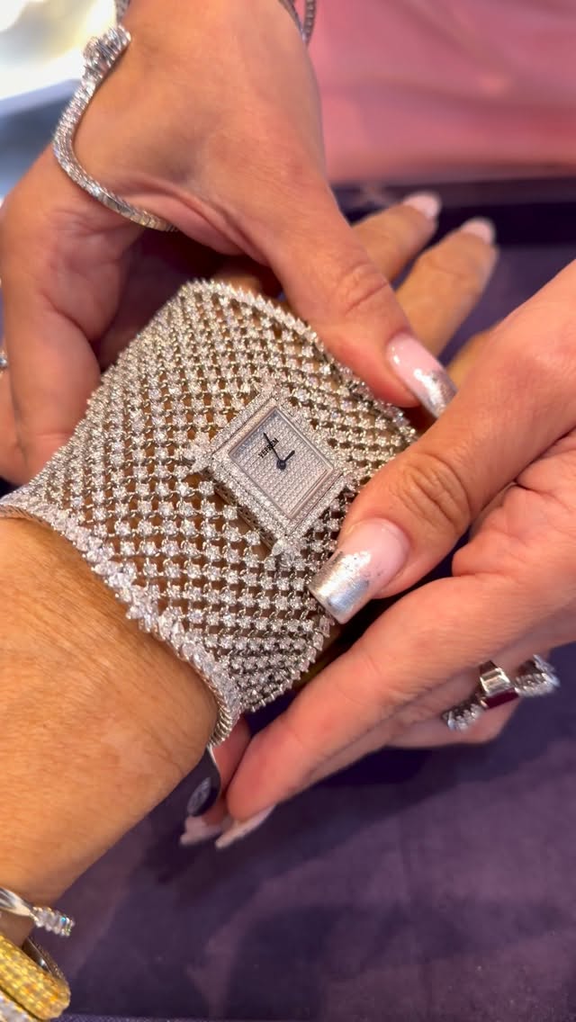 I MEAN - WHY NOT!!! @yeprem are famous for their out the box thinking when it comes to jewelry design, and this hand piece slash timepiece won my heart when I saw it at @by_couture recently! And for those of you who are wondering - yes it’s comfortable!!!! Contact @yeprem for details/price ❤️‍🔥