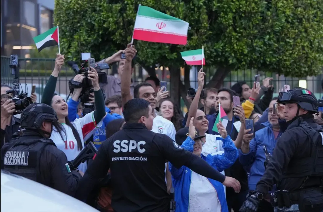🚨 BREAKING : Iran mengklaim bahwa alokasi tiket Piala Dunia 2026 (sekitar 8% per pertandingan sesuai regulasi FIFA) yang diberikan kepada federasi mereka telah ditarik kembali hanya beberapa hari sebelum turnamen dimulai.

Hal ini memengaruhi suporter Iran yang sudah membeli tiket dan merencanakan perjalanan ke AS.

Iran menuduh AS (sebagai tuan rumah bersama) terlibat, karena terkait ketegangan politik dan isu visa.

📝 @reuters

FIFA tak punya taring dihadapan USA.