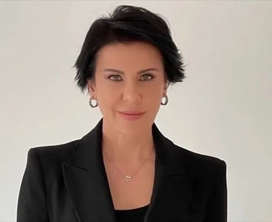 Medya AŞ Genel Müdürü. İki çocuk annesi. Bekar. Velayet onda. 

15 aydır tutuklu.

Dün Silivri’de, İBB davasının 47. gününde anlattı. Salonda ağlayanlar oldu. 
Siz de okuyun, sonuna kadar… 
Çok çok fena😞

Hırsılar, katiller, çeteler cirit atarken, kaçma şüphesi olmadığı çok belli olan ve buna rağmen tutuklu yargılanan insanların yaşadıklarına bakın. 
Sonuna kadar okuyun

“… Böyle arşiv odası gibi bir yere aldı kadın memur beni. ‘Soyun’ dedi. ‘Nasıl yani’ dedim. Eldiven taktı eline. 

Arkada klasörler, çok küçük bir oda. ‘Üstünü çıkar’ dedi. Üstümü çıkardım. Kontrol yaptı. ‘Tamam. Üstünü giyebilirsin’ dedi. ‘

Gidebilir miyim’ dedim. ‘Hayır. 

‘Eşofmanını da indir’ dedi. 
‘İndirdim. ‘

Çamaşırını da’, ‘Nasıl yani’ dedim. ‘İndireceksin’ dedi. Dolayısıyla ikisini de ayak bileklerime kadar indirdim. 

‘Şimdi yere çömel’ dedi. 
Utananlar varsa çıkabilir, ben utanmıyorum ama yani bu insanların onurunu, gururunu yıkmak için yapılıyormuş ama yapan utansın, ben utanmıyorum. 

‘Cinsel organını aç’ dedi. ‘Başını, arkanı dön, eğil’ filan. ‘Tamam’ dedi”

(Devamı yorumlarda)👉👉👉