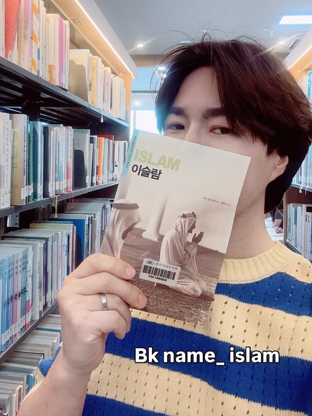 Today, I visited a library near my home and unexpectedly found many books about Islam. Standing before those shelves, I felt a quiet sense of excitement. Maybe one day, a book I have written will be sitting on a shelf in a library like this as well.
 #이완#한국🇰🇷#여행스타그램✈️ #koreamuslim#도서관
