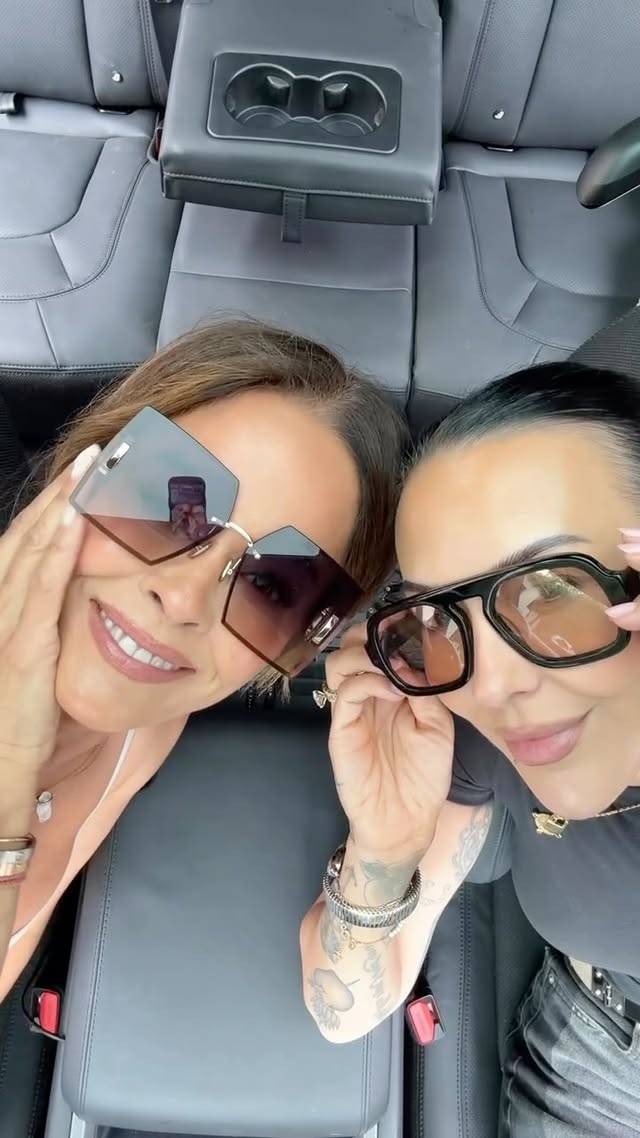 Smoothie & glam with this one can fix anything 💋💄🚘@makeupbynikkilarose by @brookeburke