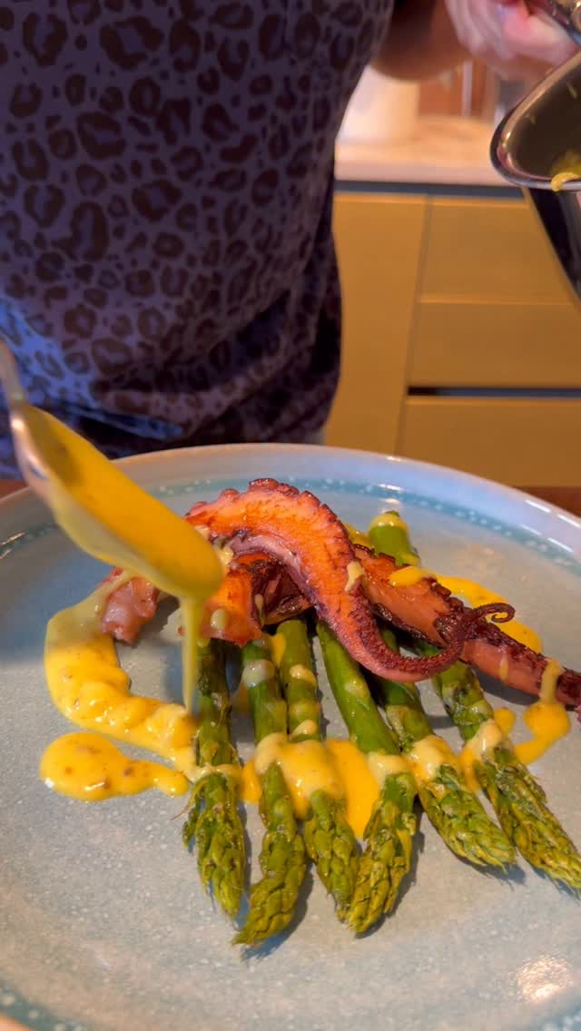 Vadouvan!!! AnzeigeDer derzeit heisseste Sh… in Gourmetküchen und ganz neu bei der @gewuerzmuehle_rosenheim auch im Onlineshop!!!Ich habs als Vadouvan Hollandaise getestet mit grünem Spargel und Oktopus… was soll ich sagen? Einfach genial durch die verschiedenen Aromen der fermentierten Gewürze. Probierts aus, diese Kombi hat Suchtpotenzial!!!#vadouvan #octopus #asparagus #gourmet #recipe by @_vroni_lutz_