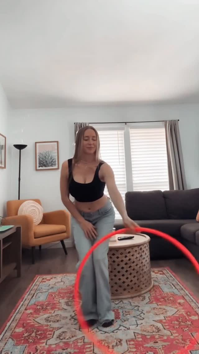 I spend so much time somewhere other than herethinking about the pastthinking about the futurethinking about things I can’t controland then there are moments like thiswhere my attention finally lands in the same place as my bodyand for a little whilenothing else mattersFeaturing my favorite dance partner from @moodhoops by @moodhoops