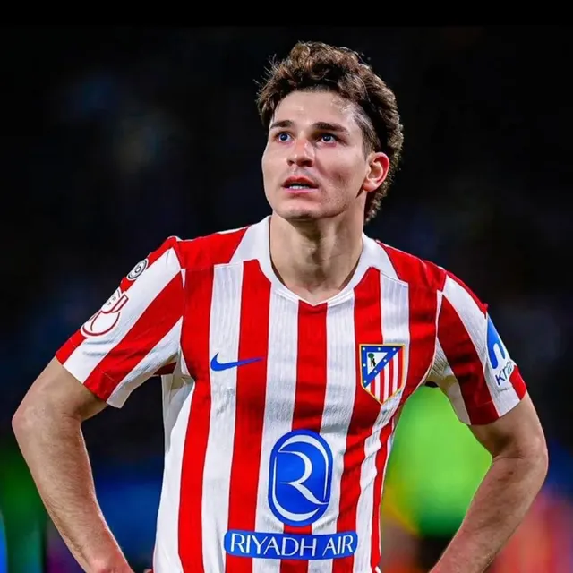 ✅ RESMI : Real Madrid mengumumkan bahwa setelah rapat Dewan Direksi yang digelar hari ini, klub telah mengajukan tawaran sebesar €150 juta kepada Atlético Madrid untuk Julián Álvarez.Setelah meninjau dan mengevaluasi tawaran tersebut, Atlético Madrid berterima kasih kepada Real Madrid atas proposal yang diajukan dalam kerangka hubungan baik antara kedua klub, namun MENOLAK tawaran tersebut dengan mengacu pada klausul pelepasan sang pemain.Atletico dilaporkan meminta €500 juta, ajg. 😭😭😹
