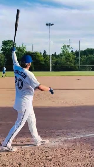 Josh Donaldson showed up to a rec softball game in full gear and hit an absolute 💣 

-
-
-

#mlb #getitdoneleague #bluejays #baseball #toronto