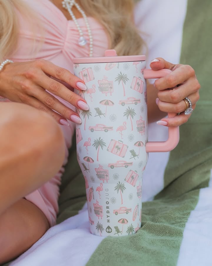 A closer look at Roadtrip & Cabana from the new Kay x HydroJug Collection🦩🌞🌴👙✨👛

Dropping 6/13 at 9am PST⏰

#hydrojug #palmbeach #oldhollywood #50vibes #pinkaesthetics