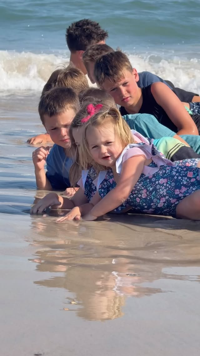Who wants the behind the scenes? Give me a 🙌🏼 if so because my 110 lb self STRUGGLED and we all laughed so hard 😆😆

#family #pregnancy #momlife #siblings #beachtrip