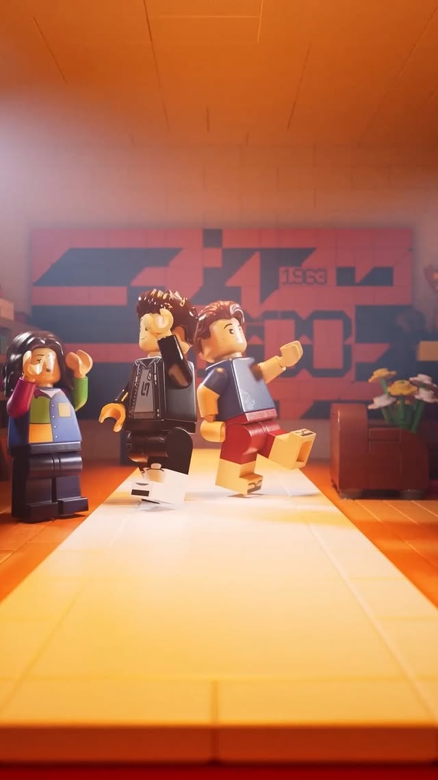 Thongs on the catwalk? Yes or no? 🩴

Watch Behind the Build on YouTube 📺

#McLarenF1 @Lego