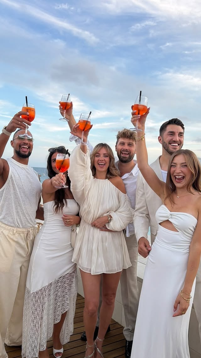 „Hat jemand Elektrolyte dabei? 😭“

#afterwedding #weddingguests #hochzeitsparty #hochzeit #hochzeiten