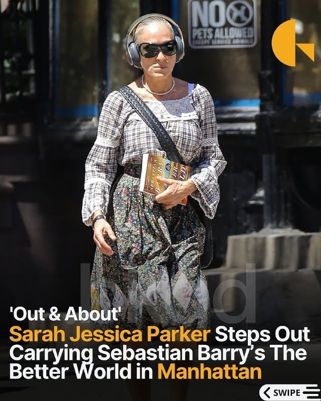 Sarah Jessica Parker stepped out in New York City for a busy day on the go. 

The actress stopped by Cohen's Fashion Optical before meeting up with a friend and making her way through the city while carrying a copy of The Better World by acclaimed author Sebastian Barry.

📷: Fernando Ramales / @backgrid_usa

For licensing inquiries, please email us at usasales@backgrid.com

#backgrid