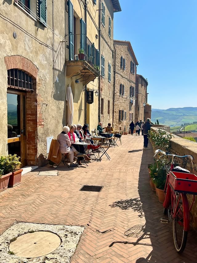 La Val d’Orcia non è un luogo, è un respiro profondo. 🌾✨

Ci sono posti in cui il tempo non scorre, semplicemente danza tra le colline. La Val d’Orcia è così: un susseguirsi di cipressi, terra di Siena e orizzonti che sembrano dipinti da un maestro rinascimentale. Ho raccolto per voi le tappe imperdibili per un itinerario che ti rigenera l’anima.
Salva questo carosello, la tua prossima fuga toscana inizia da qui:

📍 Pienza: La “città ideale” del Rinascimento. Perditi tra le sue vie dai nomi poetici (come via dell’Amore) e lasciati inebriare dal profumo del pecorino locale.

📍 San Quirico d’Orcia: Il cuore pulsante. Fermati negli Horti Leonini, un giardino all’italiana che è un vero capolavoro di simmetria e pace.

📍 Cappella della Madonna di Vitaleta: La cartolina più iconica della Toscana. È la solitudine perfetta di una chiesetta tra i campi, dove il silenzio ha un suono meraviglioso.

📍 Bagno Vignoni: Immagina una piazza che non è fatta di pietra, ma di acqua termale. È uno spettacolo unico al mondo, sospeso tra vapore e storia.

Nelle vicinanze non perdetevi :

📍 Asciano: La porta d’accesso alle Crete Senesi. Qui il paesaggio si fa lunare e primordiale, regalando scorci che non dimenticherai mai.

📌 Salva il post per quando avrai bisogno di tornare in questo paradiso terrestre e invialo a chi ami per organizzare il prossimo weekend insieme.

💬 Quale di questi borghi o luoghi avete già visitato? Oppure, c’è un angolo della Val d’Orcia che vi è rimasto nel cuore e che non ho menzionato? Scrivetelo qui sotto! 👇 

Val d’Orcia is not a place, it’s a deep breath. 🌾✨

If you're planning a trip to Tuscany, these 5 spots are pure magic. Save this itinerary:

📍 Pienza: The Renaissance “ideal city”.
📍 San Quirico: For the stunning Horti Leonini gardens.
📍 Vitaleta Chapel: The most iconic view in Tuscany.
📍 Bagno Vignoni: A village with a thermal pool as a main square.
📍 Asciano: Gateway to the lunar Crete Senesi.
📌 Save this for your next adventure!

Which one is on your bucket list? Let me know below! 👇

#ValdOrcia #Toscana #TuscanyGram #BorghiItaliani #visituscany