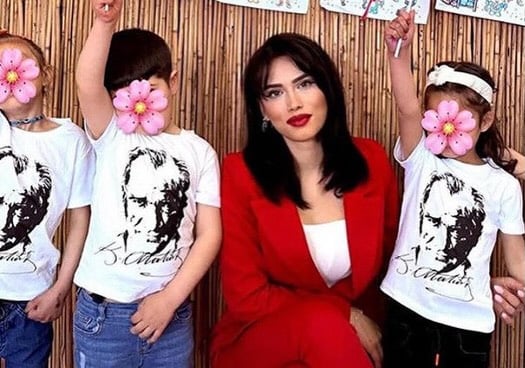 24 yaşındaydı.

Anasınıfı öğretmeniydi. İzmirliydi. Ağrı’nın Hamur ilçesinde, küçücük çocuklara harfleri, renkleri, hayatı öğretiyordu.

Adı Irmak Koparan.

Bi gün ondan haber alınamadı. Meslektaşları merak etti, endişelendi, 112’yi aradı.

Onu evinde buldular.

İlk bulgular intihar ihtimaline işaret ediyormuş. Otopsi bekleniyor.

Ama durun.

Bi genç kadın, bi öğretmen, 24 yaşında nasıl bu kadar yalnız kalır?

İddialar ağır:

Görev yeri değiştirilmiş. Ulaşım sorunu çözülmemiş. Barınma sorunu çözülmemiş.

Yaşam tarzı yüzünden dışlanmış. Kıyafetleri yüzünden hedef olmuş. Mobbinge uğramış. Bir okul yöneticisinin şiddetine maruz kaldığı öne sürülüyor.

Dilekçe vermiş. Anlatmış. “Beni duyun” demiş.

Duyan oldu mu?

Sendikalar şimdi soruyor: Bu süreci kim yönetti? Talepler neden reddedildi? İddialar neden görmezden gelindi?

Ben de soruyorum:

Bir öğretmeni yalnızlaştıran, yıpratan, görmezden gelen bir düzende çocuklarımızı kim büyütecek?

24 yaşındaydı. Daha yeni başlıyordu😞