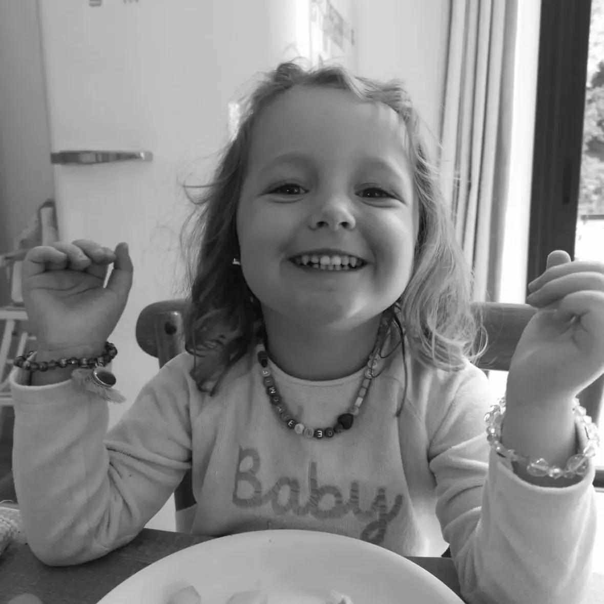 Juin 2026

L'impensable, L'innommable, pour nos cœurs de parents aimants et présents, est arrivé.

Le mercredi 3 juin, notre Loulou d'amour s'est définitivement endormie, apaisée de toutes ses souffrances, entourée de son papa et de sa maman, dans son cocon familial 👨‍👩‍👧‍👦
Son combat contre cette maladie que nous détestons tant est désormais terminé.
Louise est partie sur son petit nuage 🌥️, rejoindre sa petite étoile 🌟 ou peut-être une licorne 🦄 Nous lui avions dit qu'elle aurait le choix.
Là-bas, elle retrouvera les doudous et les animaux qui parlent. Elle peut à nouveau manger du chocolat, sauter sur notre lit, faire du vélo, courir, rire et retrouver sa petite vie d'enfant 💜

Notre Loulou restera à jamais notre plus beau trésor, notre plus grande fierté et l'amour de notre vie, avec Gaspard, son grand frère 💜

Nous faisons cette annonce aujourd'hui seulement, après la cérémonie d'hommage que nous lui avons consacrée hier. Nous avions besoin que ce moment reste intime. Que nous puissions être entourés de nos proches. Que ces derniers instants lui appartiennent.

Nous savons que beaucoup d'entre vous se sont attachés à elle au fil des mois. Vous avez espéré, avec nous. Vous avez aimé Louise sans même l'avoir rencontrée.

Aujourd'hui, notre peine est immense. Incommensurable. Nous ne savons pas encore comment apprendre à vivre avec une telle absence.

Mais une chose est certaine, si le combat de Louise est terminé, notre engagement, lui, ne l'est pas. Quand nous en aurons la force, nous continuerons à faire vivre Louise ici. Avec pudeur. Avec amour. Avec sincérité. À travers nos souvenirs, nos actions et les projets qui naîtront de son histoire.

Nous espérons que vous serez encore nombreux à rester à nos côtés, à suivre cette page, à soutenir les projets que nous porterons en son nom et à faire vivre, avec nous, l'empreinte lumineuse qu'elle laisse derrière elle.

On dit parfois que les plus grandes batailles sont confiées aux plus grands combattants. Nous aurions tant aimé ne jamais avoir à mener celle-ci. Nous aurions échangé toute la force du monde contre une vie ordinaire auprès de notre Loulou.
