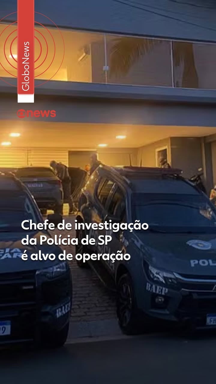 São Paulo - Uma operação do Ministério Público de São Paulo prendeu nesta terça-feira (9) um chefe de investigadores da Polícia Civil, um ex-policial civil e um ex-estagiário do próprio MP suspeitos de serem infiltrados do PCC.

Segundo as investigações, eles estariam envolvidos em um plano para matar um promotor do Grupo de Atuação Especial de Combate às Organizações Criminosas (Gaeco), do MP, e em um esquema de extorsão de investigados.

Além dos três mandados de prisão temporária, há dez de busca e apreensão nas cidades de Campinas e Cardoso, no interior de São Paulo, incluindo contra um policial penal.

Por envolverem suspeitos integrantes da Polícia Civil e da Polícia Penal, além do 1º BAEP, participam da operação as Corregedorias da Polícia Civil e da Polícia Penal, e a Comissão de Prerrogativas da OAB, especificamente para as buscas em escritório de advocacia.

O chefe de investigadores preso atuava na Delegacia de Investigação sobre entorpecentes (Dise) de Campinas na época de duas operações para apurar os planos de atentado contra um promotor e também um esquema de lavagem de dinheiro ligado a dois traficantes.

O ex-estagiário, que hoje é advogado, trabalhava em uma promotoria criminal do MP de Campinas e o ex-policial civil preso o teria ajudado.

A Operação Infiltrados é um desdobramento de duas operações deflagradas no ano passado:

Operação Pronta Resposta: deflagrada em 22 de agosto, teve por objeto a apuração da atuação de organização criminosa ligada ao PCC que, dentre outros crimes, estaria planejando um atentado contra a vida do promotor de justiça do Gaeco Amauri Silveira Filho.
Operação Off White: deflagrada em 30 de outubro de 2025 - realizada para desmantelar um esquema de lavagem de dinheiro ligado a dois dos traficantes mais procurados do Brasil. Entre eles, um dos principal chefes em liberdade do PCC: Sérgio Luiz de Freitas (Mijão ou Xixi).

Veja mais em #g1.

#SãoPaulo #g1local