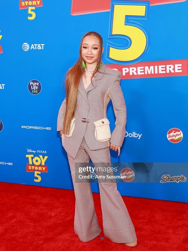 I genuinely do not have words for tonight. #ToyStory5 world premiere. My castmates. The @dolbytheatre. #TaylorSwift. #RandyNewman. LIVE. It in fact WAS infinity and beyond. 🚀🎬✨ #Blaze #Thankful @pixar @disney #DisneyKid #kimraisingkim #grateful 
To my entire team…#yourock 
🎀= @tamtamthehands 
🕶️ styled by @thelifestylestylist_ 
👗(suit)= @her.i.official 
from @surfacepr_ 
💄= @makingfaceskeesh 
To my manager Uncle @dcwade1  to my agency @osbrinkagency Ms @maureenerose #thankyou for believing in me until the end 🫶🏽🫶🏽🙏🏽💓💚
#ravenshome #ariel #littlemermaid