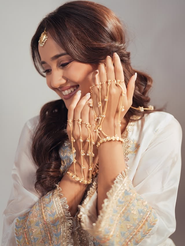 my hathphool has more personality than most people i know 💅🏽🔥

Styled by: @styleitupbyaashna 
Shot by: @focuswith.mk 
Makeup by: @makeupmissile 
Hair by: @diptipatel_makeup 
Outfit by: @label_s4u
Jewellery by: @theshoppingtree.in
Studio: @contraststudiosmumbai 

#anarkali #ashisingh #fashion #trending #explore